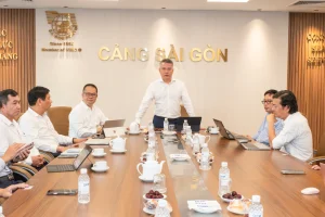 Ông Nguyễn Cảnh Tĩnh phát biểu giao nhiệm vụ và định hướng công tác đối với ông Chu Ngọc Sơn trên cương vị Kế toán trưởng Công ty cổ phần Cảng Sài Gòn.