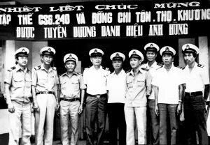 Tự hào truyền thống Công nhân Cảng Sài Gòn - Tiếp nối hành trình vươn ra biển lớn 3 Tập thể tàu CSG-240 và Hoa tiêu trưởng Tôn Thọ Khương tại lễ tuyên dương danh hiệu Anh hùng Lao động.